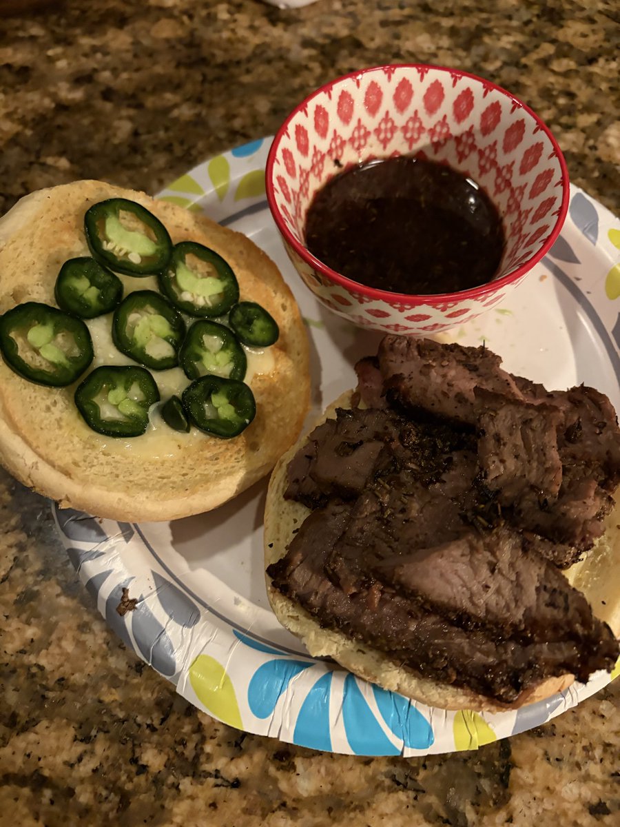 RonsBeltPremium's tweet photo. Halftime brought to you by homemade steak au jus.

Nothing like dipping your meat and cheese into some nice dipping sauce.

#MNF bets are hanging tough

#aujus #nflbetting #NFL #PremiumQuality https://t.co/HiCDBGNpE2
