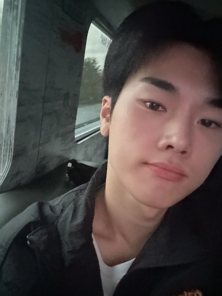 sasabean18's tweet photo. seneng deh pacar pacarku akur semua🥰

#VSD #VillainsSelcaDay #XdinaryHeroes #JUNGSU #GUNIL https://t.co/TrtAioYrNF