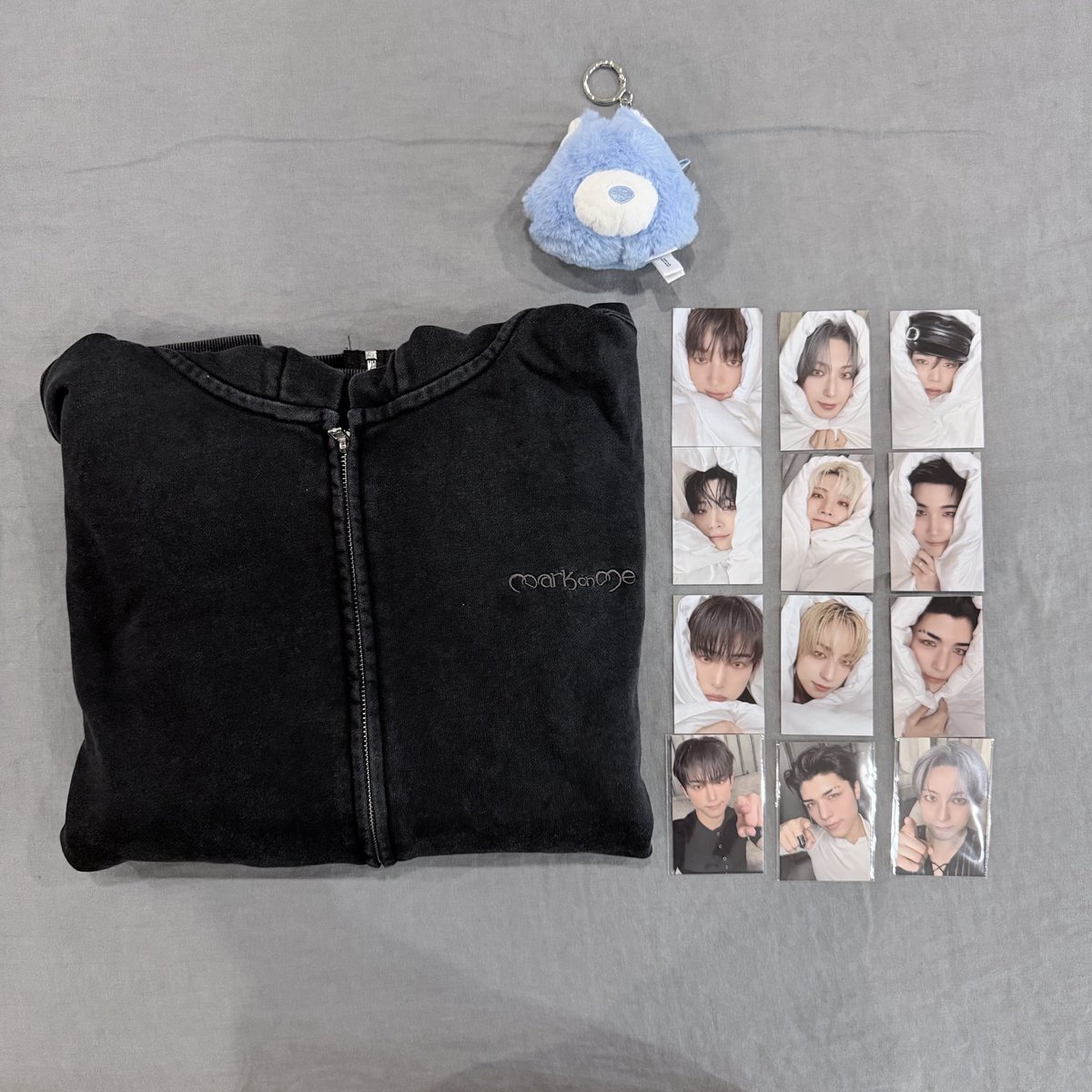 lelelunee's tweet photo. #MarkOnMe merch came! how did we get our merch before our albums lol https://t.co/AfVyCbKpN9