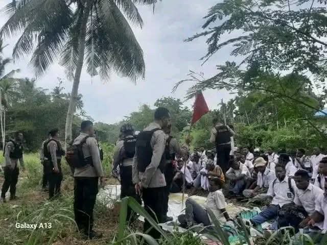 Mulalt_'s tweet photo. Jayapura 15/9/2026

Puluhan siswa SMA ditangkap secara paksa oleh Kepolisian Resor Jayapura.

Peristiwa penangkapan itu terjadi Pada Selasa (15/9/2026), siswa SMA menggelar aksi protes terkait program makanan bergizi gratis di Pos 7 Sentani, Kabupaten Jayapura.

Menangapi aksi tersebut, kepolisian melakukan tindakan represif berupa pemukulan dan penangkapan terhadap siswa di beberapa titik, yakni Pos 7 Sentani, Perumnas III Waena, Taruna Bakti Waena, dan Kotaraja.

Puluhan siswa yang ditangkap kemudian dibawa ke Polresta Jayapura Kota dan Polres Sentani. Dalam proses pembubaran massa tersebut, sebanyak 26 siswa dilaporkan mengalami luka-luka akibat tindakan kekerasan yang dilakukan aparat kepolisian.
