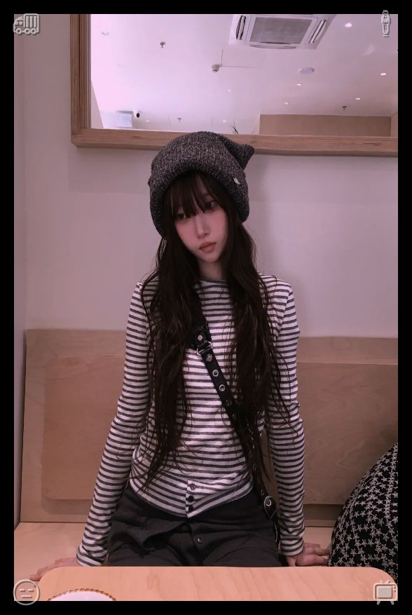 miko5551003's tweet photo. 🤑Footage from autumn strolls Keepsakes for the cold seasonEli was seated next to her, absorbed in a book, every so often glancing her way with a grin. Max sprawled at their feet, napping under the sunshine. The ocean stretched quietly, the heavens were cloudless, and everything https://t.co/yHR7dWQASd