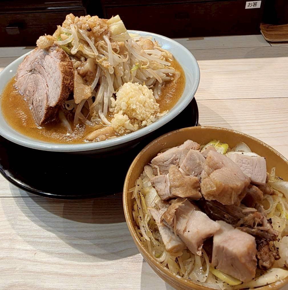 ore_tachikawa's tweet photo. 濃厚味噌ラーメンと一緒に
【生卵】はいかがでしょう！
ホロホロのチャーシューに特製塩だれと胡椒、ネギの香りが重なる満足の一杯です！

俺の生きる道 立川店 
日曜～木曜 11:00〜23:00  
金曜／土曜 11:00〜翌2:00
ロケットナウ・出前館・Uber Eats対応🚴‍♂️ https://t.co/IGAbkfHU3P