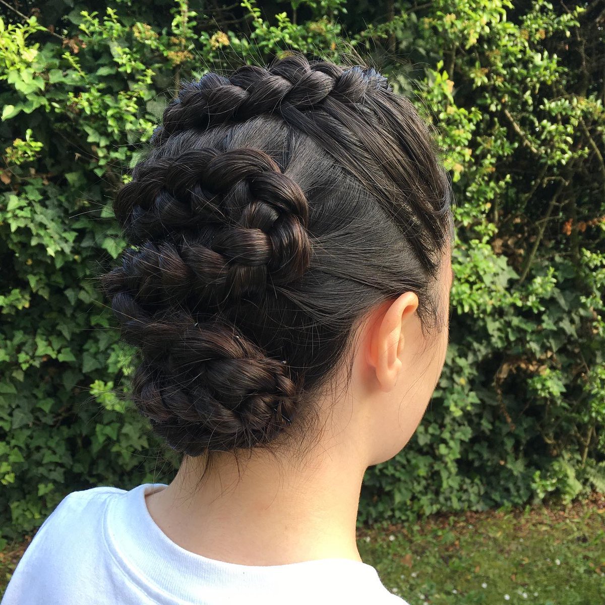 RoyArcegarng's tweet photo. Hi, what do you think of this updo made with a single dutch braid? We like it so much ❤️ Happy Hump Day!. https://t.co/JlpyWYUSTL