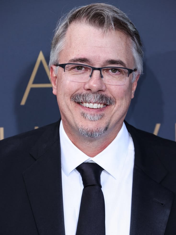 maparnav's tweet photo. Mejor guion de una serie dramática para Vince Gilligan por Pluribus https://t.co/eotm1Nj7LR