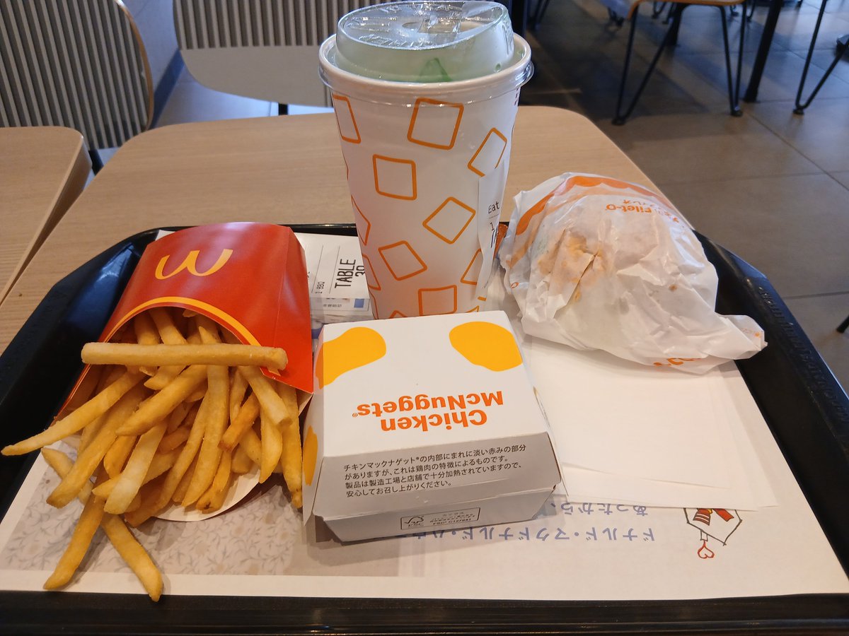 nikuchan290's tweet photo. ちょっと早いけど、お昼🍟🍔
お仕事の休憩中🍔✨𝐌𝐜𝐃𝐨𝐧𝐚𝐥𝐝𝐬✨🍟
なんて豪華な昼飯だ(*  ˊ꒳ˋ*)

昼から体力物凄く消費すると思うから、頑張るぞ💪 https://t.co/7Sw8bk7XDA