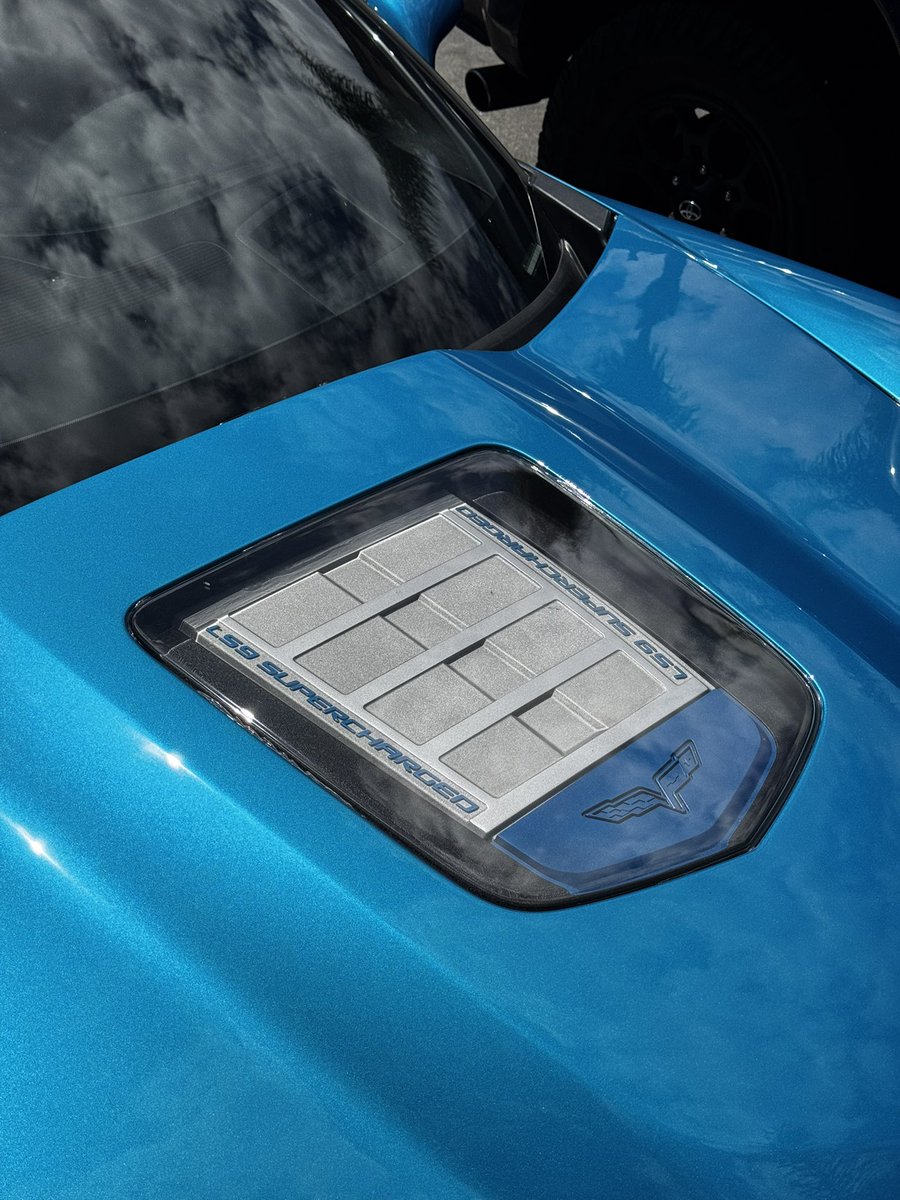 prado_enjoyer's tweet photo. idgaf about c8 lap times or boomers drooling over split windows or whatever doug demuro says. this is peak vette. https://t.co/jRGammPgTK
