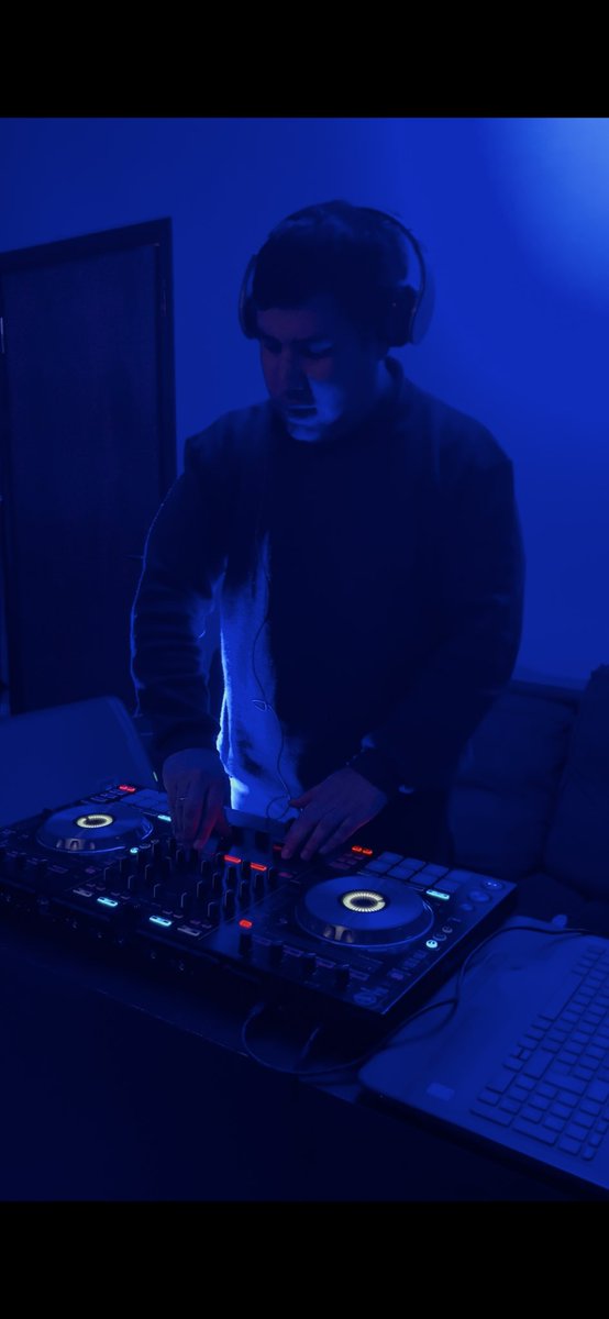 djnelsonrios's tweet photo. Noche de #Indiepop 🪐

#SetLiveDjNelsonRios
#viral #fyp #reels https://t.co/KjRqnxXckn