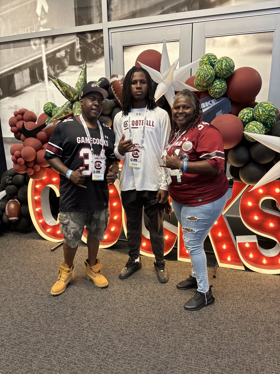 JayvinRisher's tweet photo. Great gameday visit @GamecockFB. Thanks @dru_lindler @JeremiahSmithSC and @GCockRecruiting staff for the love. Always a good vibe at Willy B🤙🏾 @CoachClaytonW @Coach_TMoney @Americanfbcamp @sneed_jaylen @247Sports @HHIHS_football https://t.co/reyOxFoqBn