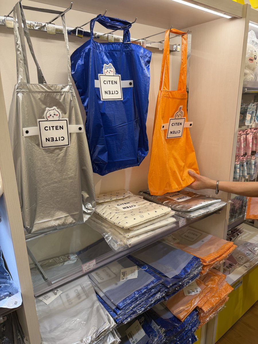 pt_chill's tweet photo. CITEN（シテン）×ちいかわコラボ、東京駅で入場フリーだったけど意外と残ってる。会社員ぽい人も多い。 https://t.co/cbUK45gLoa