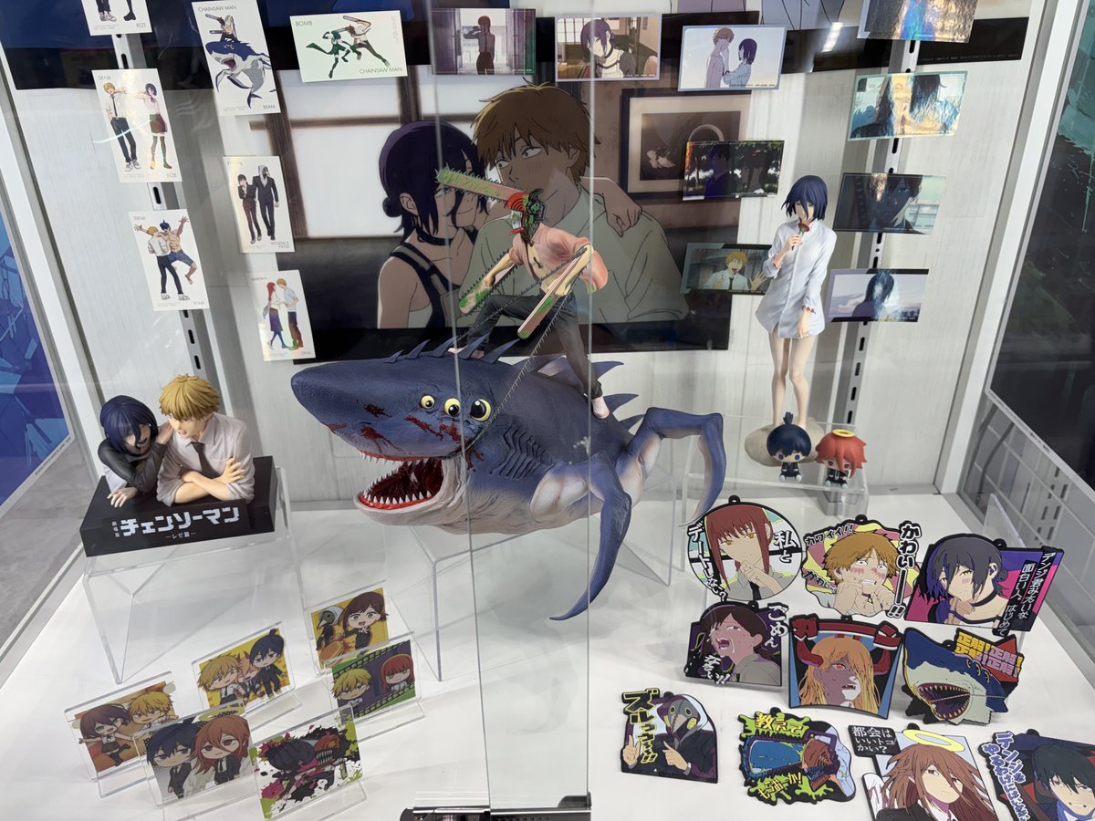 nagatuki__'s tweet photo. 一番くじ チェンソーマン レゼ編
第２弾 展示見てきました！ https://t.co/yyN9BztbZY