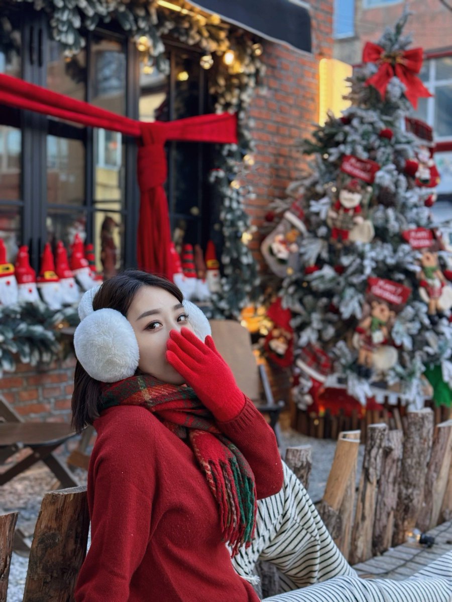 MikkiRechtlp's tweet photo. Standing under the glittering New Year’s tree with a warm cocoa in hand—cheers to tiny, bright new beginnings! https://t.co/OERZbmOtYa