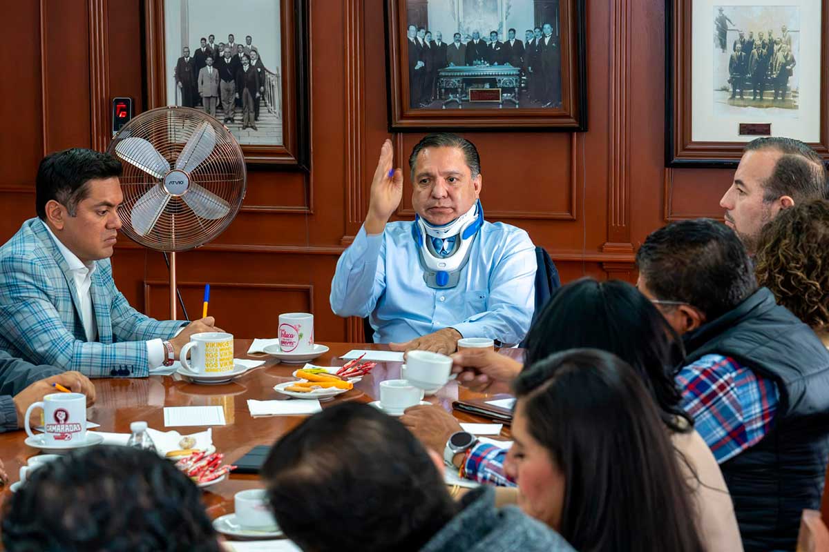 AGENCIAMVT's tweet photo. #Política Ricardo Moreno encabezó una reunión de gabinete para revisar #obras de repavimentación, bacheo, pavimentación y preparativos del Festival Alfeñique 2026 en Toluca. https://t.co/PTK8Nz9ZKK @AGENCIAMVT @TolucaGob https://t.co/iK0UJnFKM6