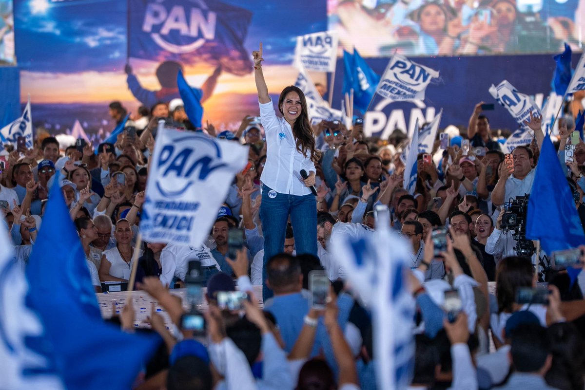 LibiaDennise's tweet photo. Hay historias que no solo se cuentan, también se llevan en el corazón. 💙

Hoy @AccionNacional cumple 87 años, y para mí esta celebración tiene un significado muy especial, porque el PAN también es parte de mi historia.

Desde muy joven encontré aquí un hogar, pero sobre todo encontré personas que me inspiraron con su ejemplo, mujeres y hombres que trabajan con el corazón, que creen en sus ideales y que todos los días buscan servir a los demás.

Aquí he crecido, he aprendido y he tenido la oportunidad de servir a Guanajuato y a México.

Celebro con orgullo estos 87 años de Acción Nacional, con gratitud por todo lo vivido y con la convicción de que todavía tenemos mucho por hacer.

¡Feliz aniversario, Acción Nacional! 💙🇲🇽