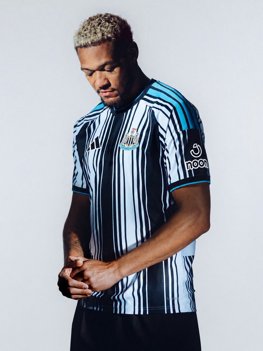Remception's tweet photo. We all saw how everyone hates the Bournemouth vitality sponsor’s big pink circle.
I feel the same about Newcastle’s sleeve sponsor, should remove the yellow square and just have white outlines https://t.co/iuINVWBnS5
