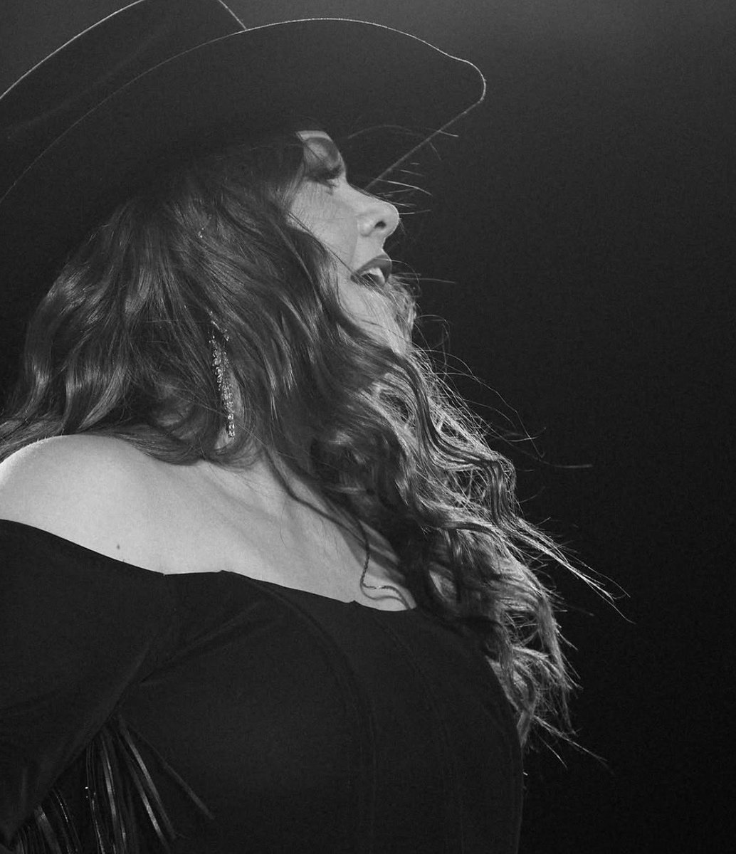 justcaganna's tweet photo. Algo que nadie habla, es que la única “competencia” de Kenia Os en cuanto a charts, asistencias a conciertos y relevancia es Yuridia, y sorpresivamente con su fandom nunca hemos tenido problema, ya que cuando tú fav tiene éxito, no hay problema con los demás, AMBAS REINAS! https://t.co/o4vEA9hfBc