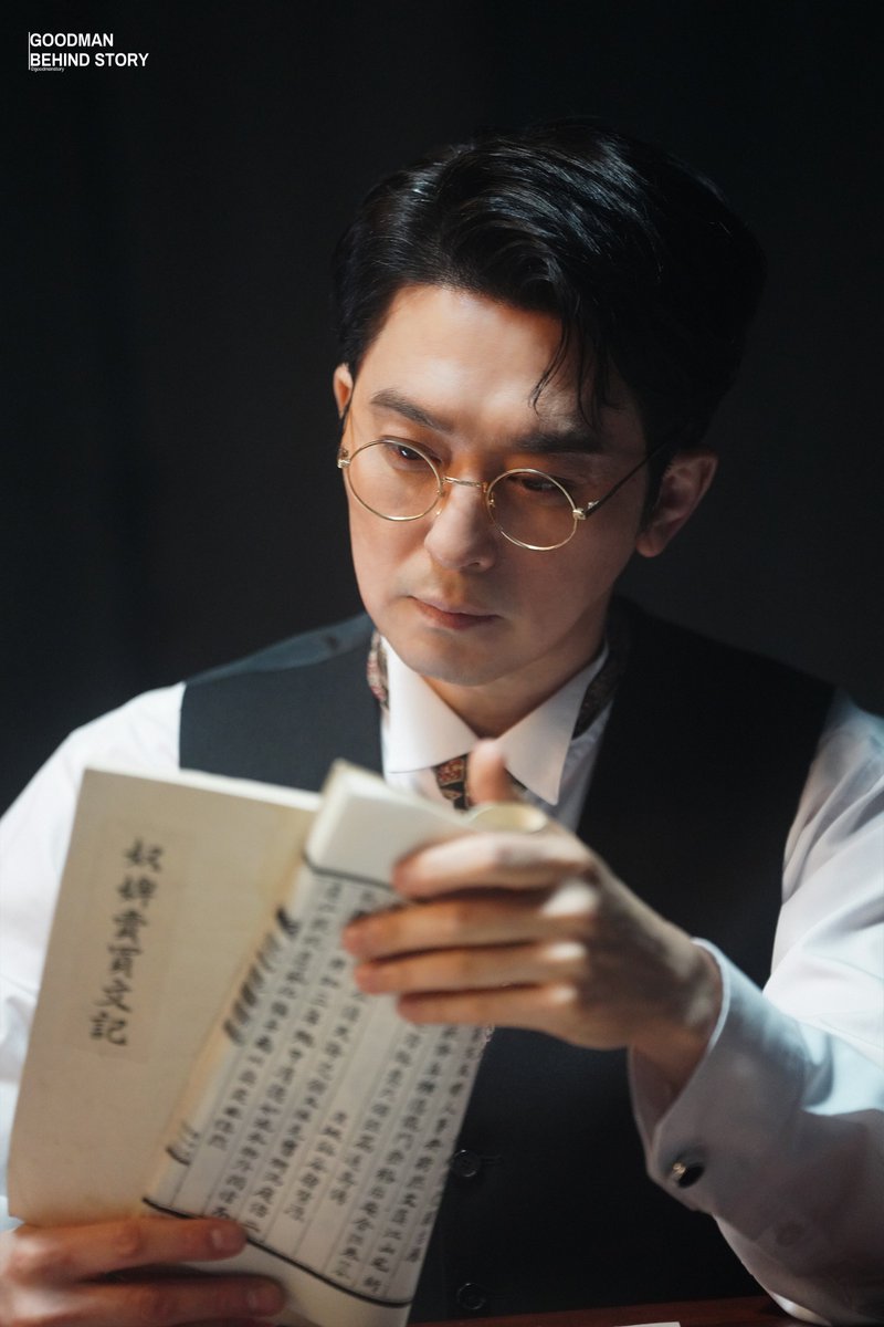 goodmanstoryent's tweet photo. [#강필석 #KANGPILSUK]
뮤지컬 <곤 투모로우> 프로필 촬영 현장 Behind Photo 대공개 📸✨

실패 뒤에도 조선의 미래를 포기하지 않는 '김옥균'으로 분한 필석 배우 💫
필석 옥균과 함께 작품 속으로 빠져볼 준비가 되었다면!

오는 11월 29일까지 홍익대 대학로 아트센터 대극장에서 만나요 🙌🏻 https://t.co/zqP5CBNDv9