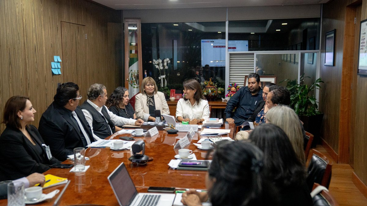 columbalopezg's tweet photo. Seguimos construyendo una ruta de trabajo para fortalecer el campo.

Nos reunimos con @FIRA_Mexico, encabezado por su director general, Alan Elizondo; ProDesarrollo, representado por Mauricio Galán Medina, tesorero de su Consejo Directivo; y @FinabienMex, con su directora general, Rocío Mejía Flores, para impulsar alternativas de crédito, apoyos y planes que permitan que quienes producen tengan más herramientas para crecer y desarrollar sus actividades.

Queremos que el financiamiento y los apoyos lleguen al campo donde hacen falta, abriendo oportunidades para producir más, crecer y seguir #TransformandoElCampoMexicano.