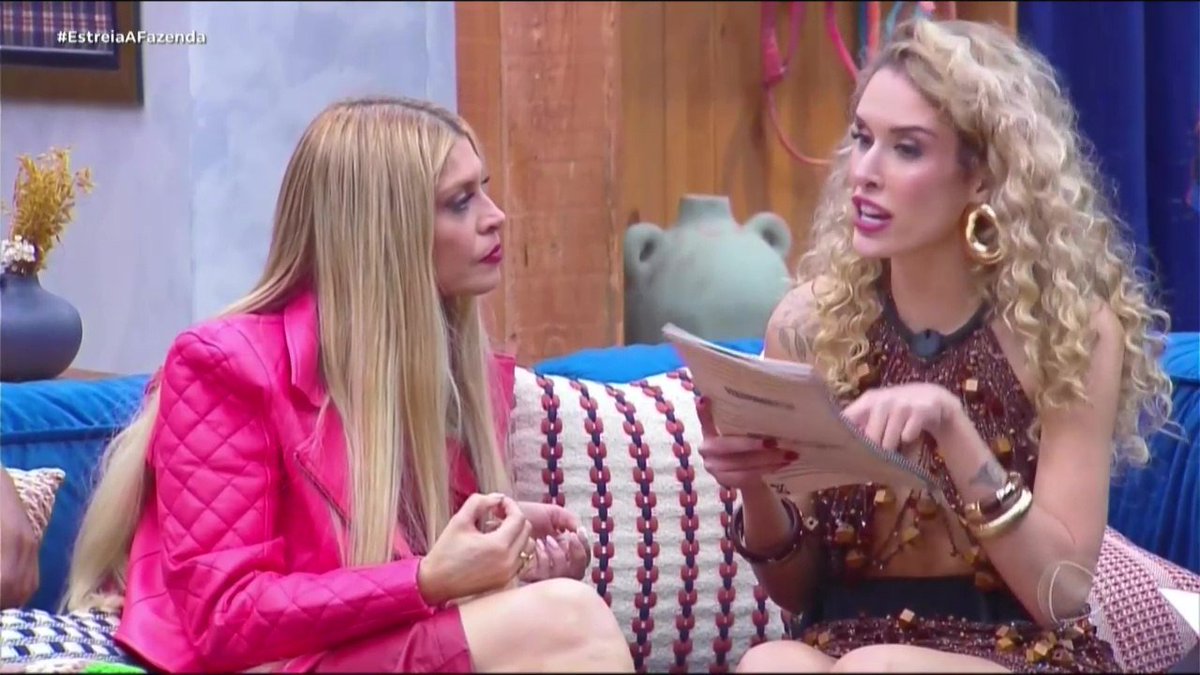 Eu_simplesment's tweet photo. #EstreiaAFazenda
Stephanie Gomes lê as Regras de Convivência e já adianta que não quer ninguém entrando com bebida/balde de bebida dentro da Sede, pois gera punições. https://t.co/iBSvDvByMX
