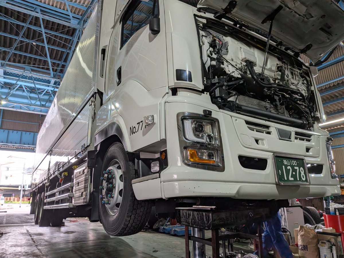 kawamoto_driver's tweet photo. おはようございます！
今日はオイル＆エレメント交換の様子をお届け🧑‍🔧
当社では専門的なメンテナンスをプロにお任せできるので、ドライバーは運転業務だけに専念できます🤝
整備士のサポートに感謝しつつ、本日も点検バッチリ＆安全第一でお届けします🚚✨
#府中市 #運送 #整備 https://t.co/6pbork34Qh