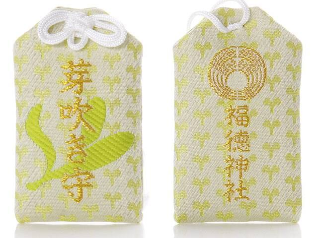 kaede0623love's tweet photo. チャンスを掴みたいなら、日本橋の福徳神社（芽吹稲荷）が最強。幕府公認の富くじが売られてた、宝くじ＆チケット当選の聖地に行ってみて。

友達が、半年ライブに落ち続けた末に富籤守（とみくじまもり）を手に「どうか当選しますように」って祈願してきたの。そしたら次の抽選で最速先行に当選🎯、しかも整理番号ひと桁の神席✨✨その勢いでアリーナ公演も申し込んだら、そっちはダメだった😂
半年落ち続けてたのが嘘みたいで、チャンスが芽吹いてて意味わからんかった。
芽吹稲荷⛩の名前どおり、止まってた運がブワッと動き出すの早すぎ。今の状況を変えたい人ほど行くべき🌱