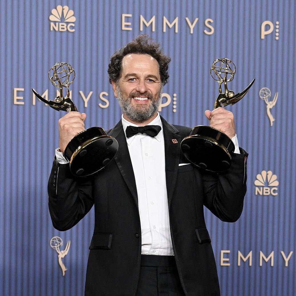 ultimadirecao's tweet photo. Matthew Rhys e seus dois #Emmys da noite! 🏆✨ https://t.co/iaWqx8dYIS
