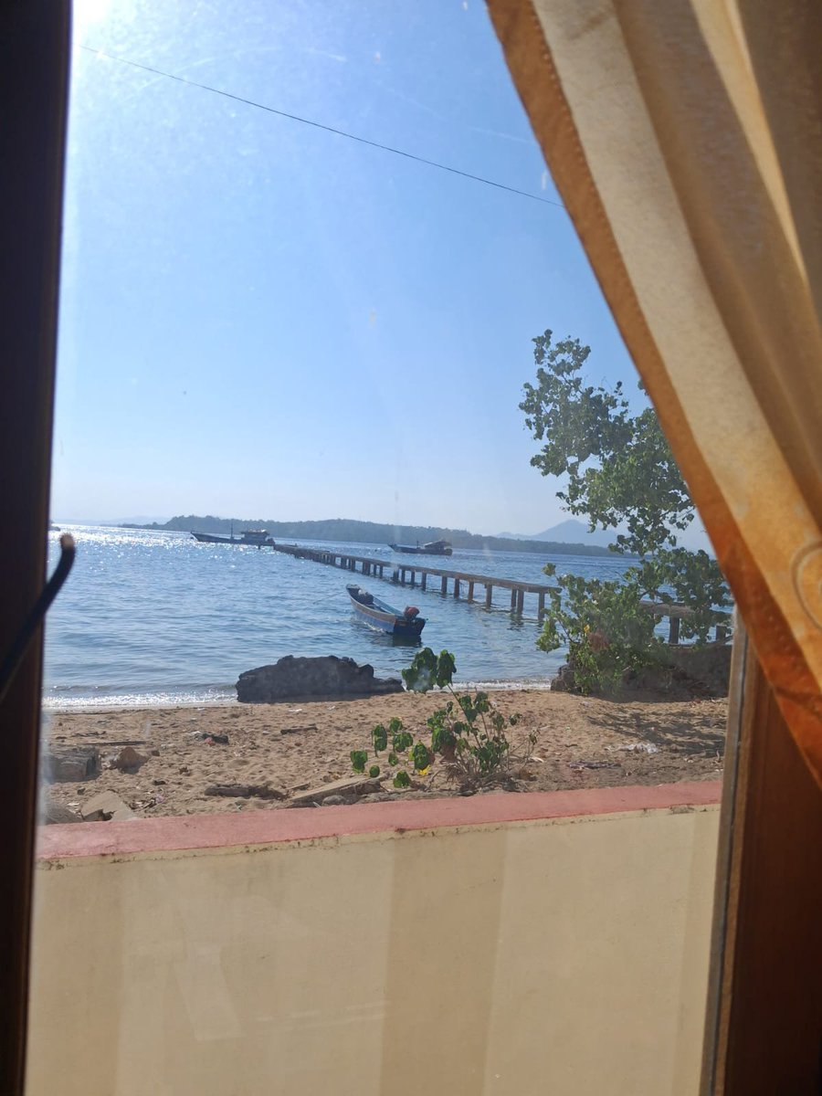 JeiTunas's tweet photo. Can you imagine this? Life takes you here! Ini view dpn ruang kerja aku tiap hari. Mendapat SK sebagai kepala satuan pendidikan dan jauh dari kota, tapi terbayar dgn pmandangan di dpn mata yg menawan. Buka gorden jendela saja; laut biru membentang, pulau2 indah dari kursi kerjamu https://t.co/SUu1abvoHH