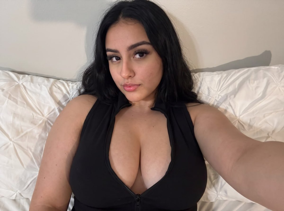 lovesophix's tweet photo. flirting with the camera again... ;) https://t.co/v0uS87bbi1