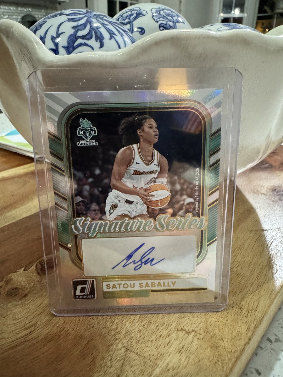 eMjAy_023's tweet photo. Omg. My new obsession may be buying player spots on WhatNot and not watching the break.
Holy shit! What a surprise to walk into! @satou_sabally 🏀🔥🗽#donruss https://t.co/ntOGEuO8m3