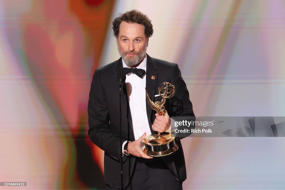 Mhraxr's tweet photo. افضل ممثل في المسلسل القصير The beast in me
افضل ممثل في المسلسل الكوميدي Widow’s bay

جائزتين Emmy في حفل واحد ولنفس الشخص
👏🏼👏🏼👏�� king Matthew Rhys 
#Emmys https://t.co/DmrfXIiSBw