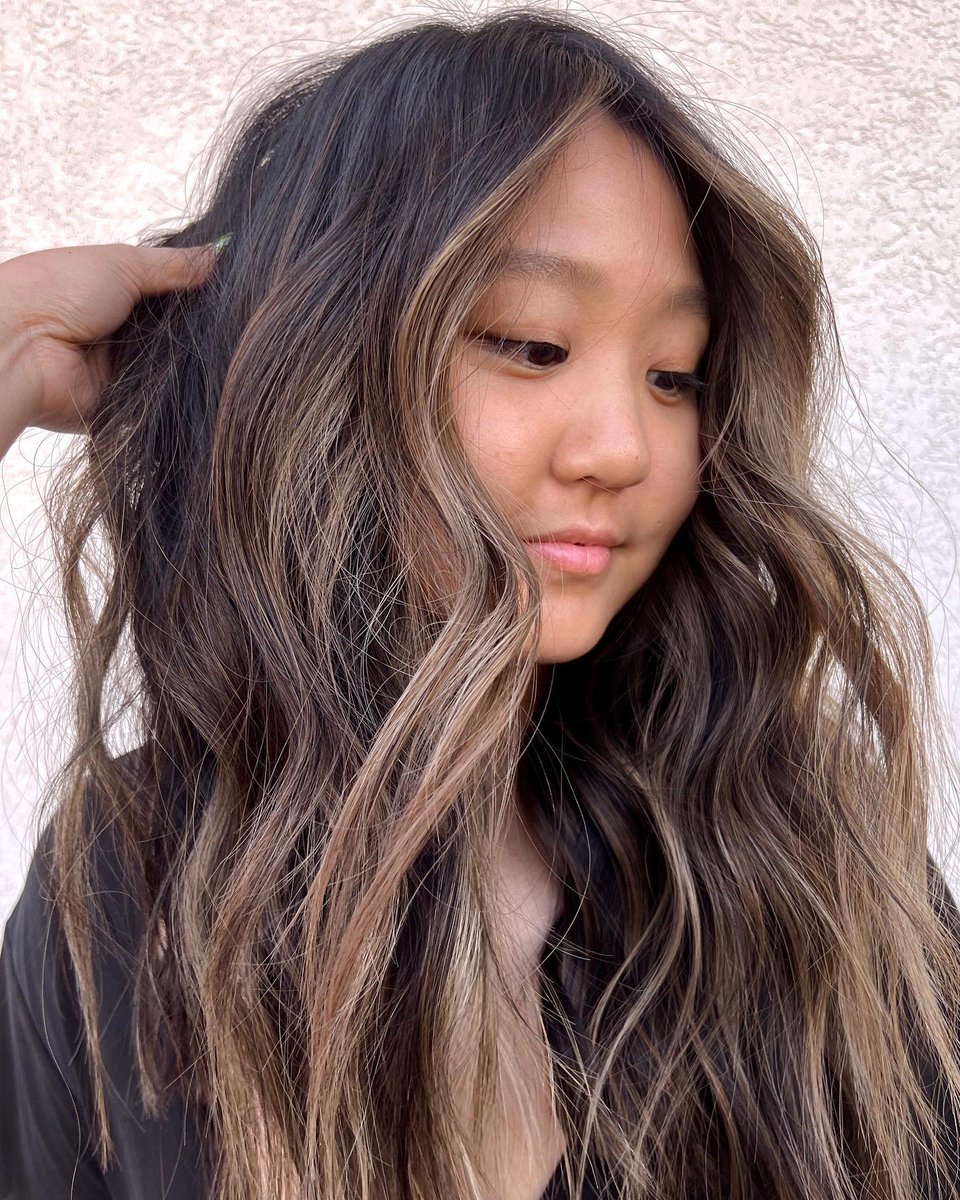 Concepcionaodu's tweet photo. ☼ brunette next door kinda vibes | low maintenance + effortless

ㅤㅤx if you’re looking for a hairstylist specializing in low maintenance lived in blonde hair &amp; you’re located in Northern Utah fill out my NEW CLIENT FORM LINKED IN MY BIO 🖤
ㅤ https://t.co/xRYNktHjWg