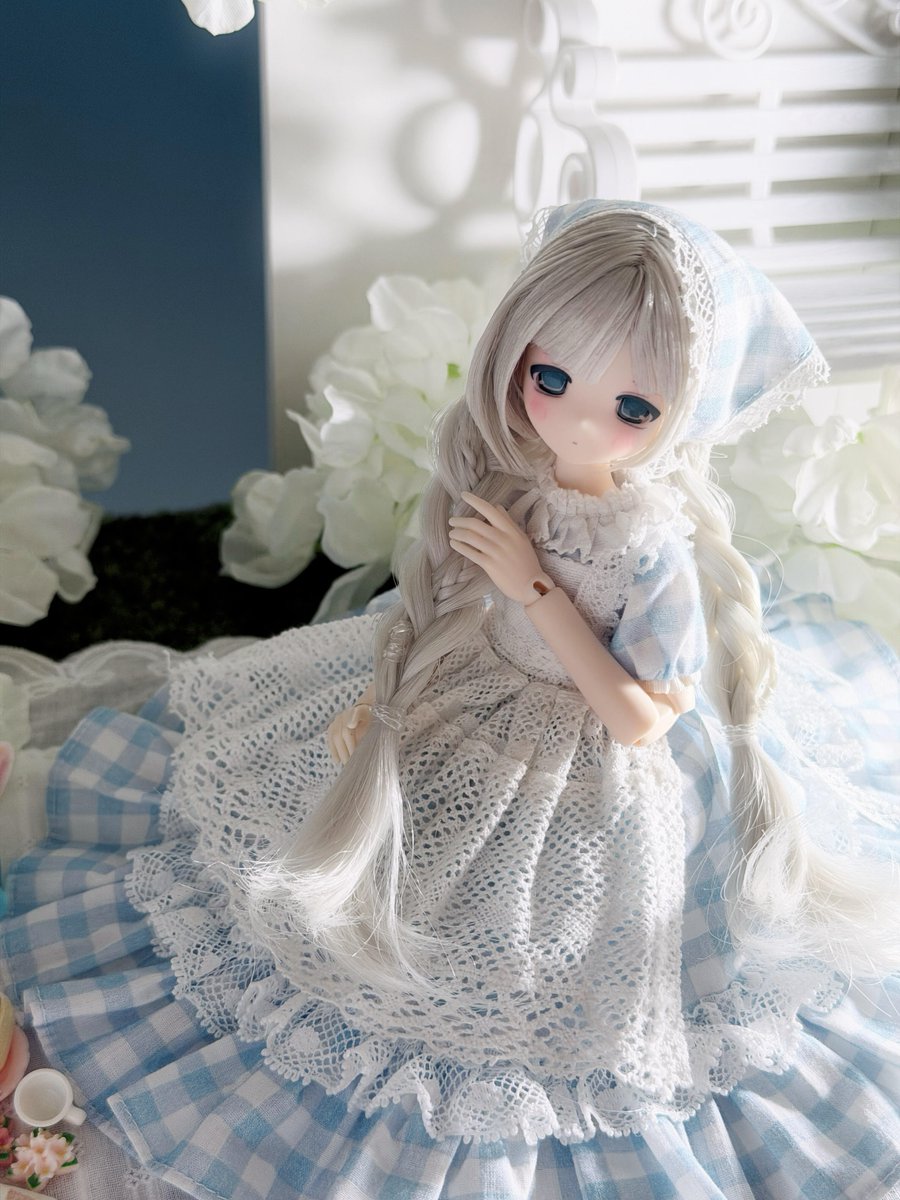 HappyEngineBJD's tweet photo. ギンガムチェックとレースに包まれた夏の優しさ ✨

銀白色の長い三つ編みが流れ落ち――
白い花の香りに包まれた人形。
そよ風がドレスの裾を揺らし、このロマンチックなひとときを捉えています。

『Stay After School』BJDアクションフィギュア
通常版6体＋隠し版1体

rednote@Bubble

#bjd
#bjddolls
#blindbox