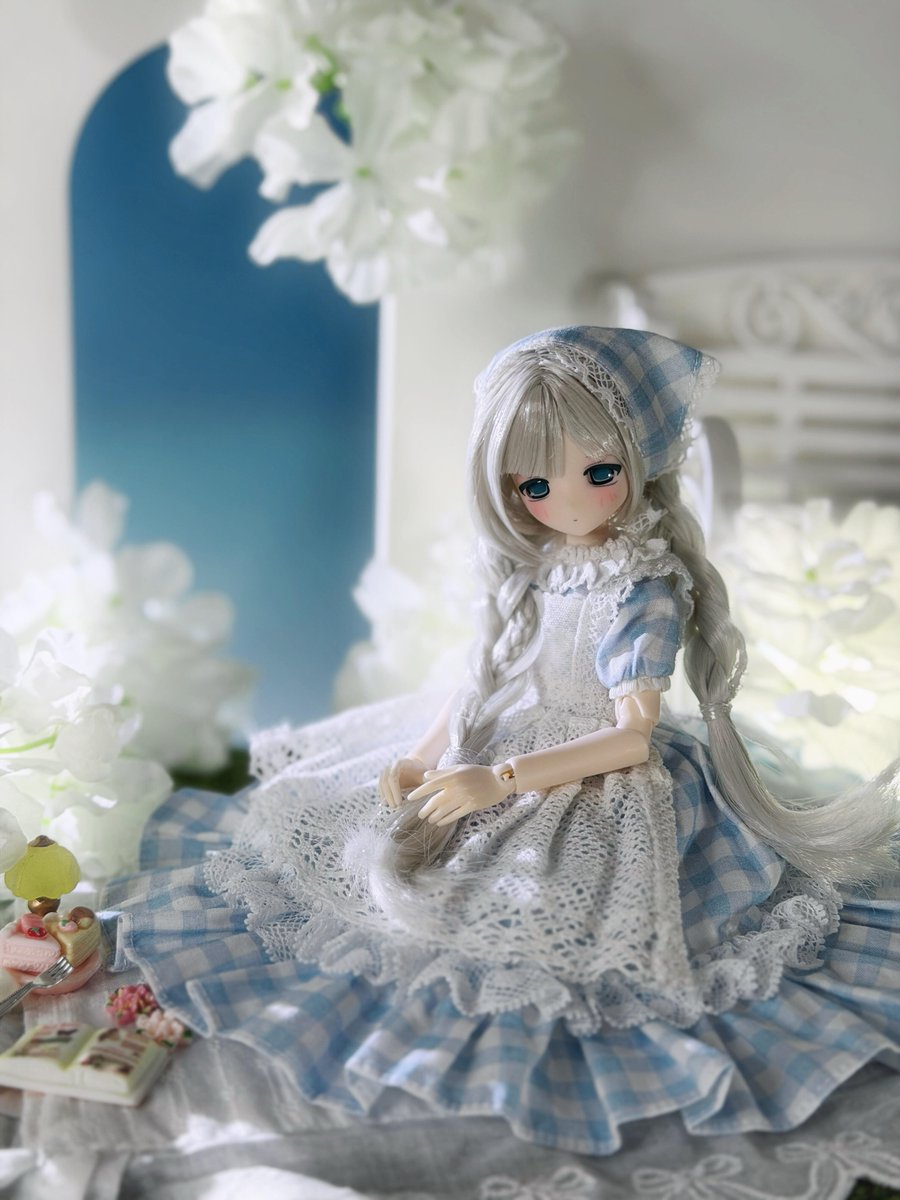 HappyEngineBJD's tweet photo. ギンガムチェックとレースに包まれた夏の優しさ ✨

銀白色の長い三つ編みが流れ落ち――
白い花の香りに包まれた人形。
そよ風がドレスの裾を揺らし、このロマンチックなひとときを捉えています。

『Stay After School』BJDアクションフィギュア
通常版6体＋隠し版1体

rednote@Bubble

#bjd
#bjddolls
#blindbox