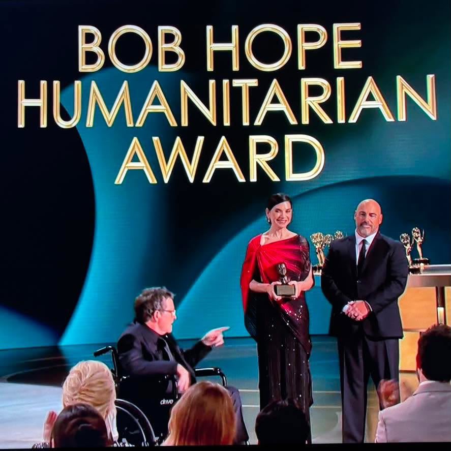 GabyMeza8's tweet photo. UNA LEYENDA EN VIDA 🏆👏 El legendario MICHAEL J. FOX gana el premio Humanitario Bob Hope, un galardón especial de los Emmy que reconoce a los actores por sus labores altruistas fuera de cámara. 

La estrella de Back To The Future es una de las voces más importantes sobre la enfermedad de Párkinson y gracias a él se han logrado avances y difusión gracias a a la Fundación Michael J. Fox.