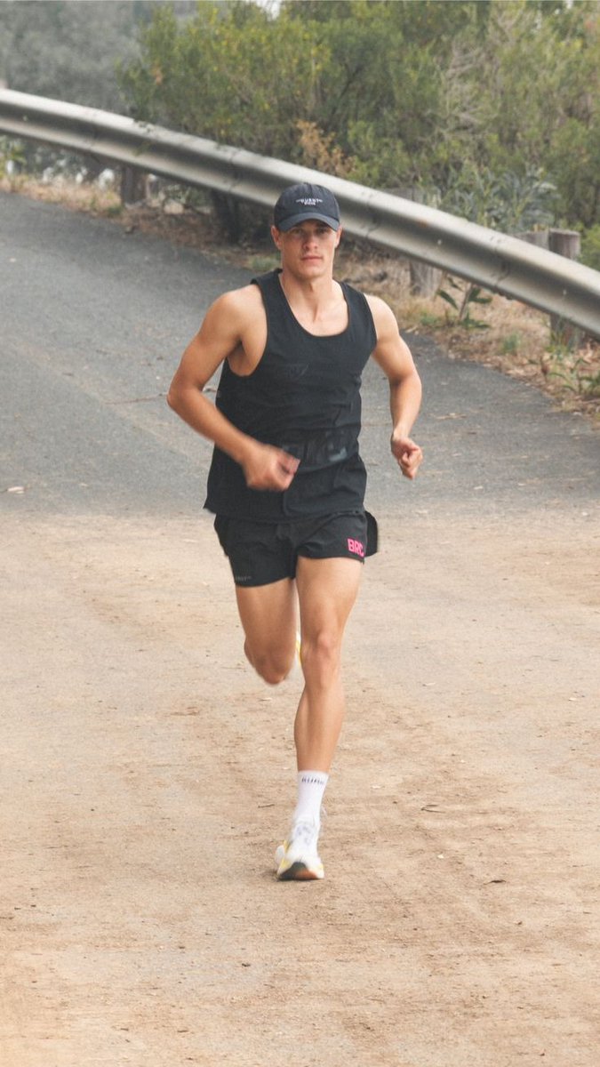 hatam787129's tweet photo. The fastest way to level up your confidence is getting in shape. People treat you differently when you look disciplined. https://t.co/L7gbZN7m6r