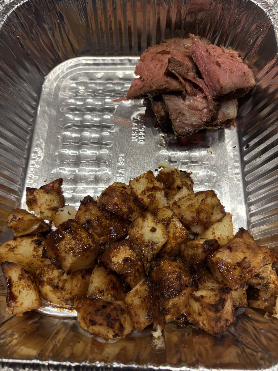 BrettBAuto's tweet photo. Before bed meal. 

Potatoes turned out amazing. Beef has good flavor but the seasoning just wasn't enough for how thick it was. @AnthonyTom87828 https://t.co/TUXuLQEJsm