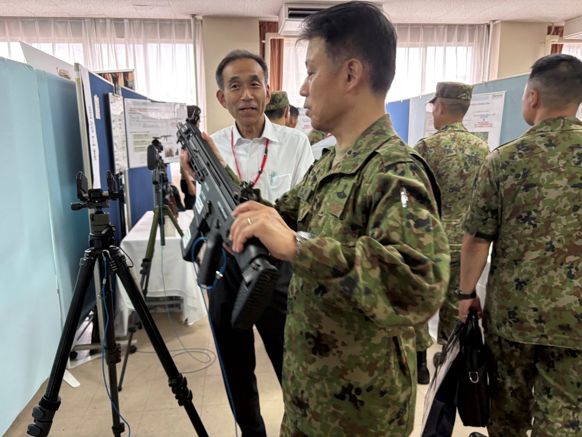 jgsdf_tercom's tweet photo. #陸上自衛隊 #教育訓練研究本部 職員が、富士調査研究会同を研修しました。同会同は防衛関連企業２０６社が参加し、運用ニーズと技術シーズを共有する場です。官民が相互理解を深めることで調査研究業務の資を得ること及び研究開発に関わる職員・学生の識能を向上させることを目的として実施されており、防衛関連企業代表者等との意見交換により、産学官の連携を強化しました。