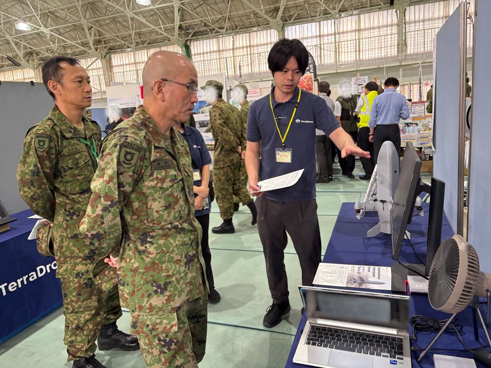 jgsdf_tercom's tweet photo. #陸上自衛隊 #教育訓練研究本部 職員が、富士調査研究会同を研修しました。同会同は防衛関連企業２０６社が参加し、運用ニーズと技術シーズを共有する場です。官民が相互理解を深めることで調査研究業務の資を得ること及び研究開発に関わる職員・学生の識能を向上させることを目的として実施されており、防衛関連企業代表者等との意見交換により、産学官の連携を強化しました。