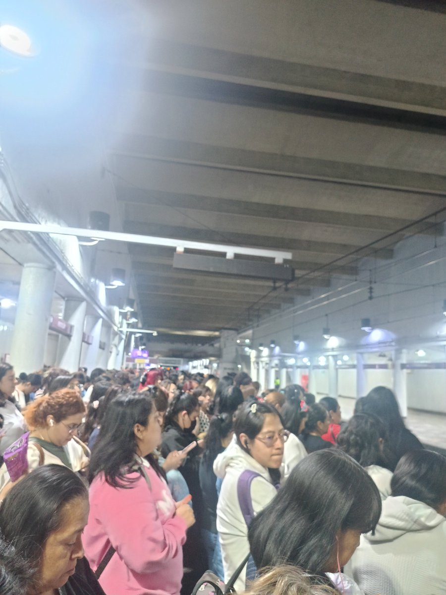 kaleira's tweet photo. @MetroCDMX Y porque está del asco Pantitlán línea A si no llueve, ustedes mismos hacen retrasos y acumulación de gente por su servicio nefasto https://t.co/nooLIv9akq