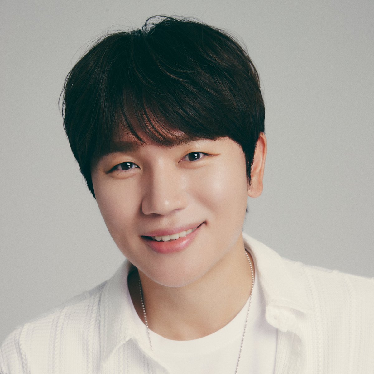 MUGENenter's tweet photo. 【超豪華特典✨】
『K-Drama OST Tribute Concert 2026』チケット購入者限定、『ソウルドラマアワード』VIP席ご招待！
名作OSTのステージと、キム・ナムギルMCの世界的な祭典をぜひ✨

⏳申込締切：9月16日まで！

詳細👇
 https://t.co/VZUN2Q9Eve

#KDramaOST2026 #Kwill #キム・ナムギル #冬ソナタ https://t.co/BbeUe12H2Y