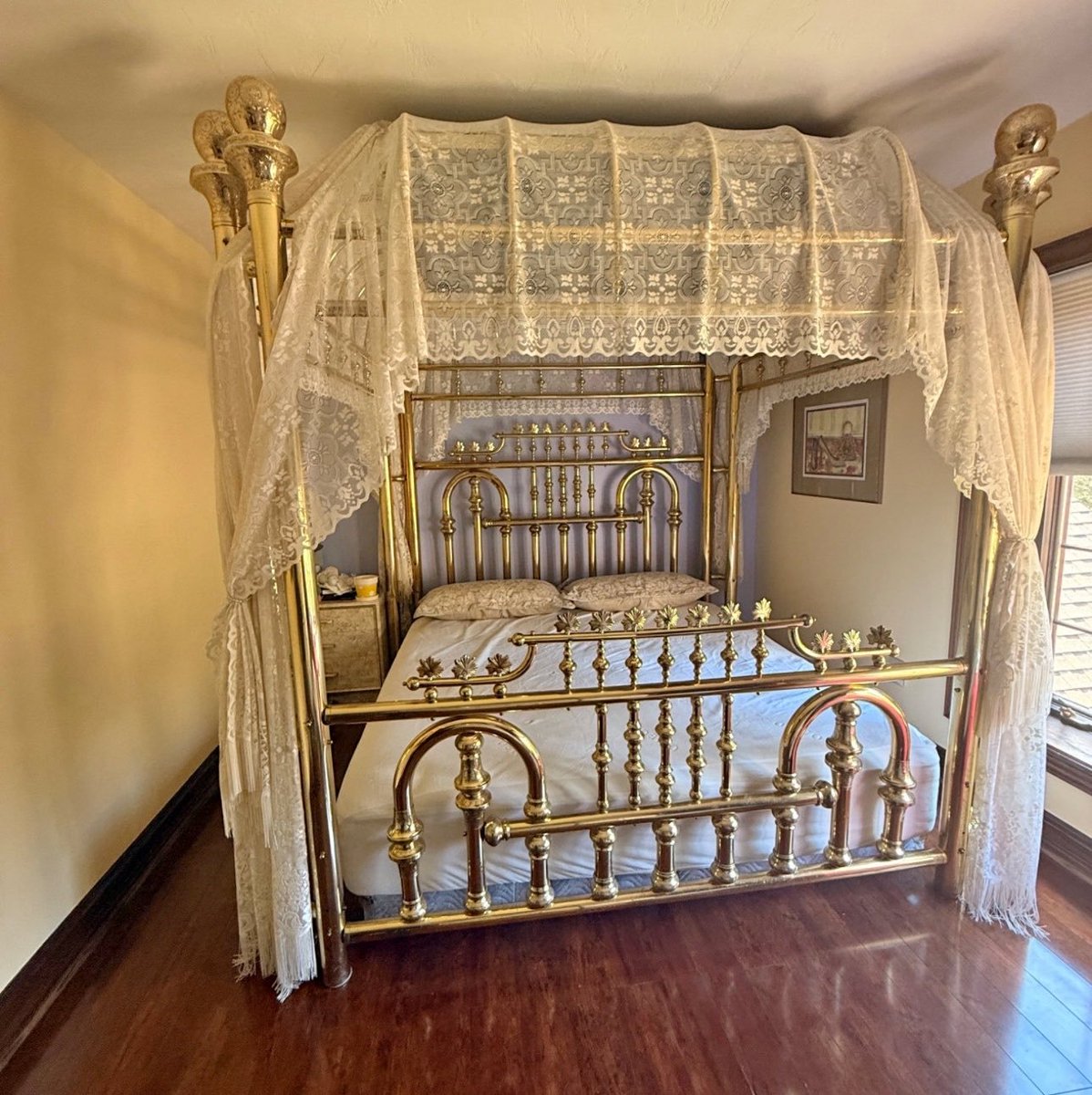 divinanote's tweet photo. https://t.co/NJdgVg13pE  you  walk  into  manuela's  room  and  come  face  to  face  with  the  $20k  facebook  marketplace  bed  how  do  you  proceed https://t.co/juCh3wSKmY