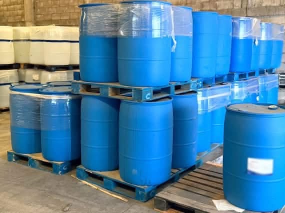 EJTO_FAM_GN's tweet photo. GOLPE AL N4RCO EN SINALOA: ASEGURAN CASI 48 MIL LITROS DE QUÍMICOS
Una bodega con miles de litros y toneladas de sustancias relacionadas con la elaboración de metanfetamina fue localizada durante un operativo en Sinaloa.
Elementos del Ejército Mexicano y de la Policía Estatal localizaron una bodega utilizada para almacenar sustancias químicas durante acciones realizadas en los municipios de Culiacán y Cosalá.
De acuerdo con el reporte, las autoridades aseguraron 47 mil 950 litros de sustancias químicas y 8 mil 825 kilogramos de materiales relacionados con la elaboración de metanfetamina.