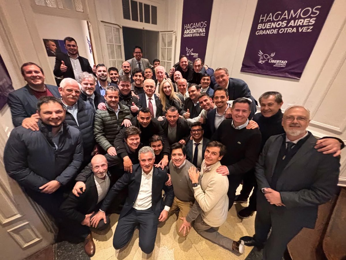 SPareja_'s tweet photo. Fue un honor recibir en la sede de La Libertad Avanza PBA a los diputados nacionales del espacio, a @MenemMartin y al Jefe, @KarinaMileiOk.

Después de reunirnos con @JMilei, compartimos este encuentro con la enorme responsabilidad de estar a la altura de la oportunidad histórica que tenemos. Nuestro país exige reformas profundas y tenemos un Presidente decidido a llevarlas adelante. Vamos a acompañar cada una de ellas y a seguir trabajando para que Javier Milei sea reelecto en 2027.

Tenemos mucho por hacer y, particularmente, la tarea fundamental de liberar la Provincia de Buenos Aires.