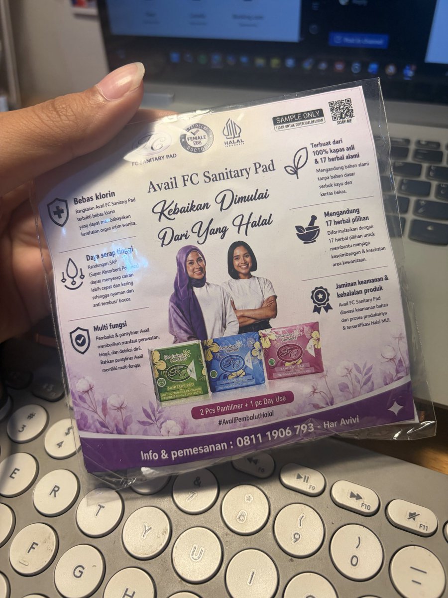 KapudS640's tweet photo. Gue dikasih pembalut sama ibu-ibu random pas di Whoosh. Terus baru malemnya gue buka...

ANJIRRR BAUNYA 😭😭😭

Bau busuk banget, kayak bau pipis, oli basi, atau apalah itu yang BUSUK BAPUK HOEK 🤢🤮

Parahnya lagi, baunya sampai nempel di tangan gue 😭

Someone please kasih tahu gue... ini gue diguna-guna apa gimana dah?!?! 😭