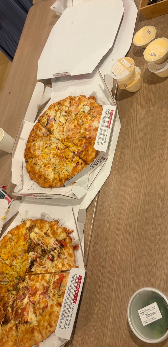 innocent_19_'s tweet photo. 昨日はレンタルスペースを借りて、集まったメンバーで雑談したりゲームしたりして遊びました‼️
ピザもおいしかったです(っ ¨̮ )🍕 https://t.co/2ADwgXEUSJ