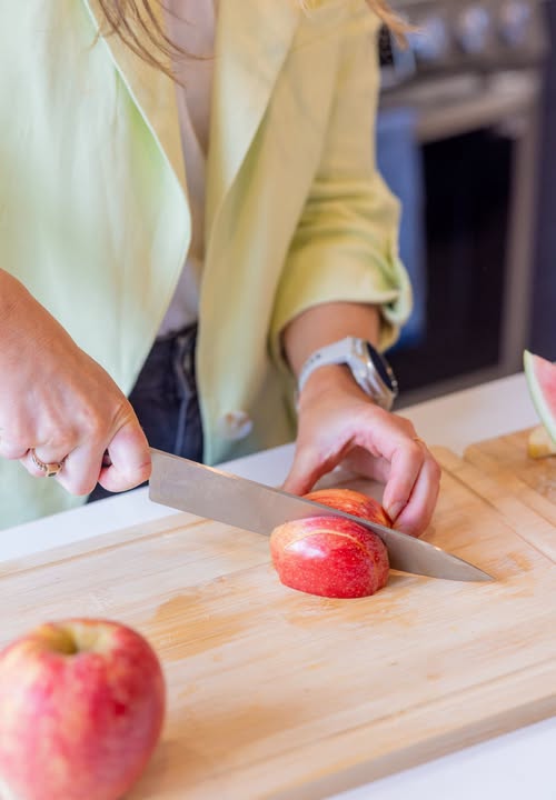 TheRefluxRD's tweet photo. Why smaller meals reduce reflux mechanically:
Larger meals → more acid + aggressive contractions → peak pressure against the LES.

Distribute food across smaller meals and reduce peak mechanical load.

#AcidReflux #GERD #LES #RefluxRevolution #LPR https://t.co/7RdW8MQbKX