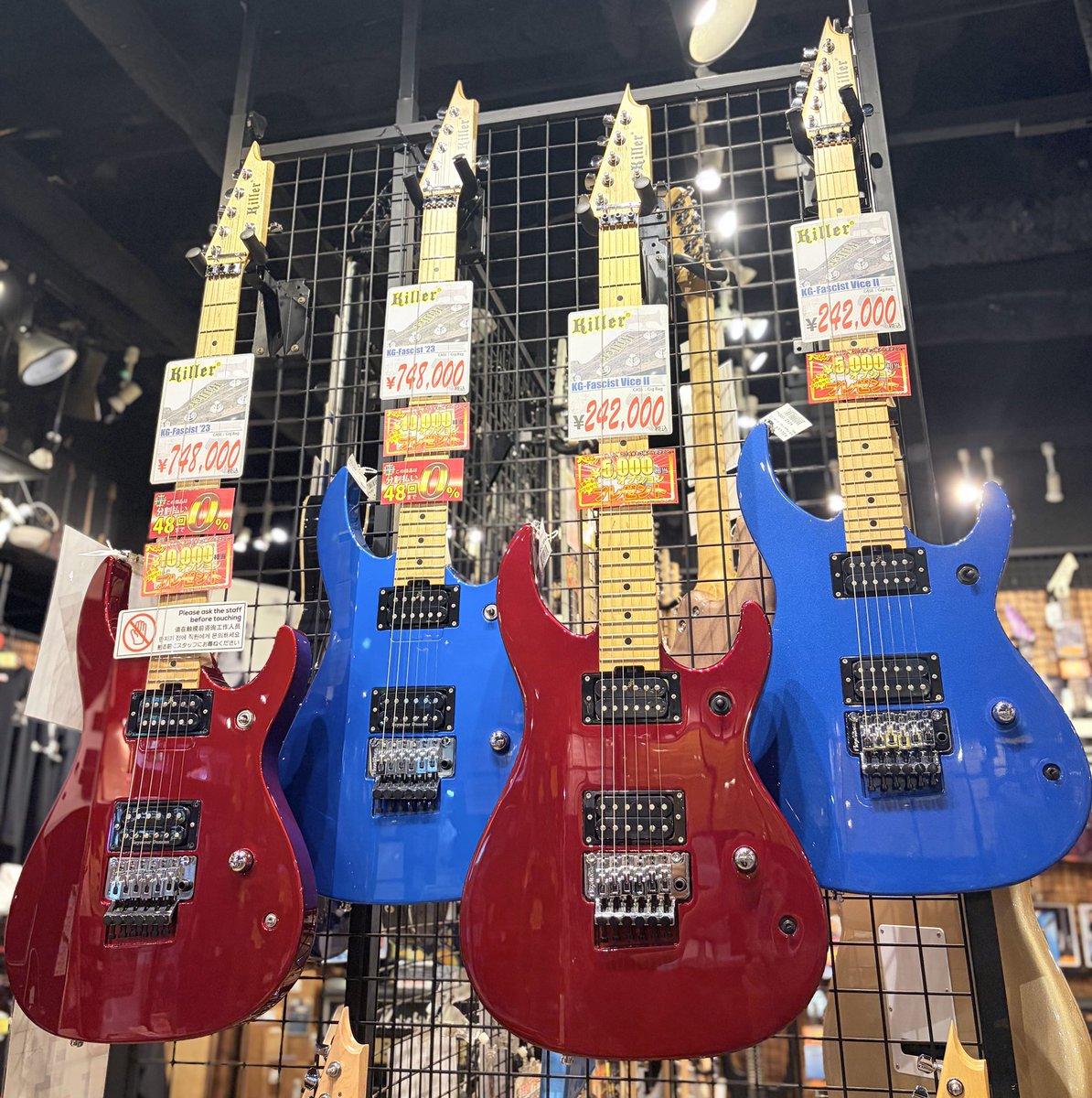 espcustomshop's tweet photo. 明日�� #聖飢魔II GREAT BLACK MASS TOUR「SEASONⅡ」グランキューブ大阪公演😈🔥

#大阪 公演に合わせ、コーナー設置中🤘✨

#ルーク篁参謀 も使用する #KillerGuitars 、#ジェイル大橋代官 ミニギター『#Pignose PGG-JAIL ROCK』 お取り扱い中！

是非ご来店ください♪
#大黒ミサツアー #楽器 #梅田 https://t.co/SfvAsNqO57