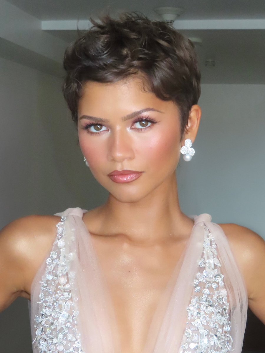 FilmUpdates's tweet photo. Zendaya stuns for the 78th Emmys https://t.co/tcF0hDVgUa
