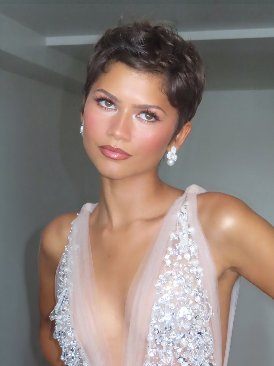 FilmUpdates's tweet photo. Zendaya stuns for the 78th Emmys https://t.co/tcF0hDVgUa