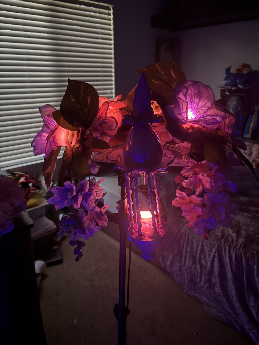 CornerCoppers's tweet photo. ITS FINISHED!!!

Moonlit Meadow Halo IRL! I know the lanterns jank but I was running out of glue 🥹💖

#royalehigh https://t.co/6hC5AoNJNk