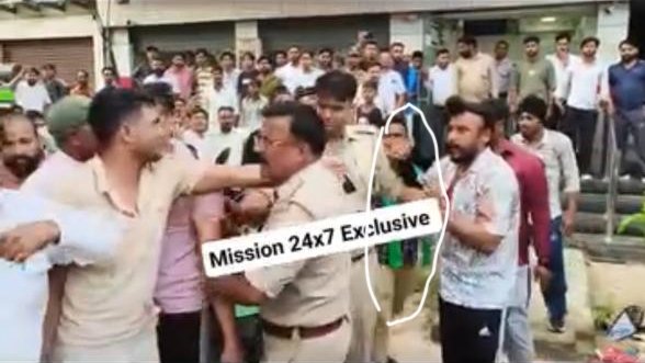 Amar2037992's tweet photo. जिला शाहजहांपुर थाना पुवायां में पुलिस के सामने हुआ विवाद, मौके पर विवाद कराने वाला बलवीर सिंह यादव थाना बंडा निवासी पुलिस की पहुंच से दूर है @Uppolice @shahjahanpurpol  @dgpup https://t.co/DiIN5c0IVo